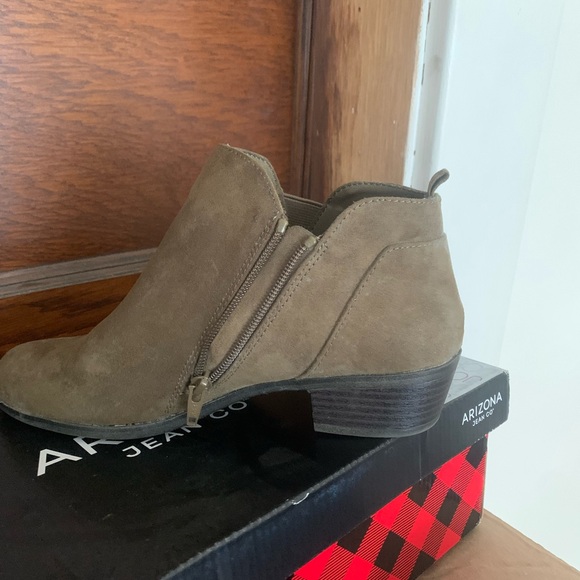 Arizona Jeans women’s ankle boots. Size 8M - Picture 2 of 4